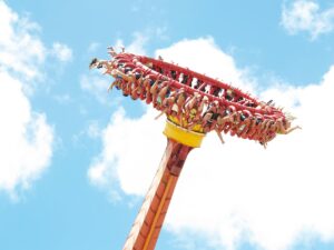 Atracción extrema en parque de atracciones con cielo despejado