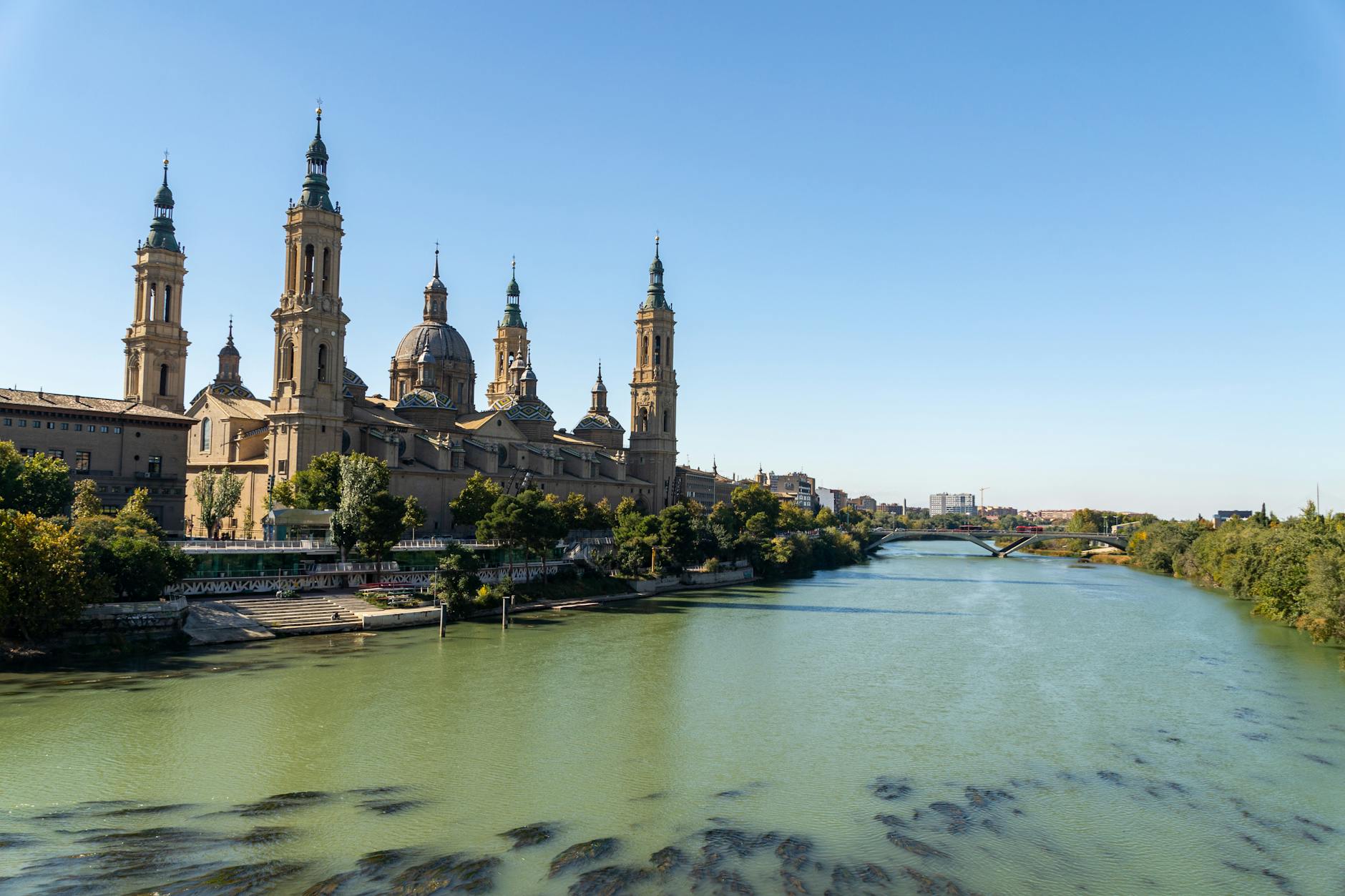 Vista panoramica de la Basilica del Pilar reflejada en el rio Ebro al mediodia