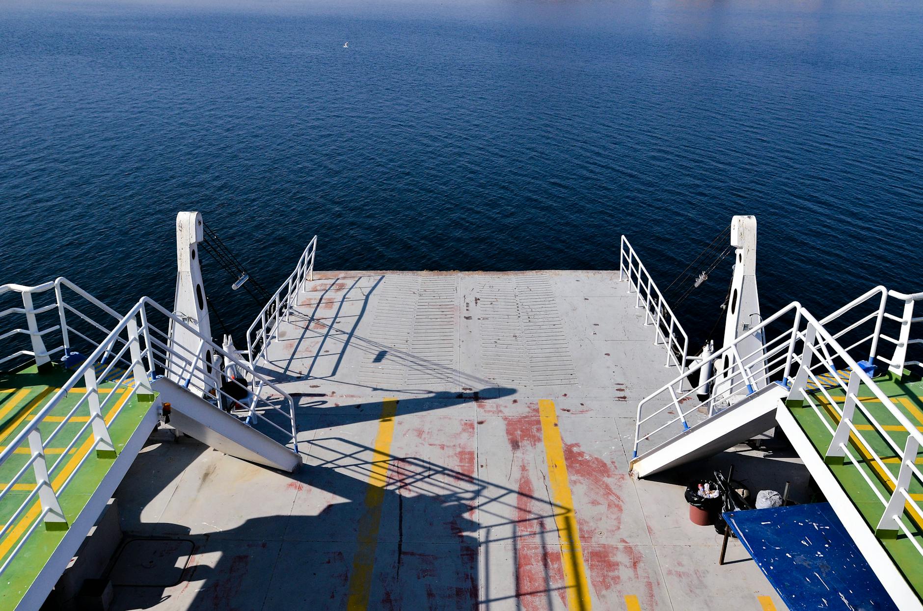 Cubierta de un ferry con vistas al mar abierto en un día soleado