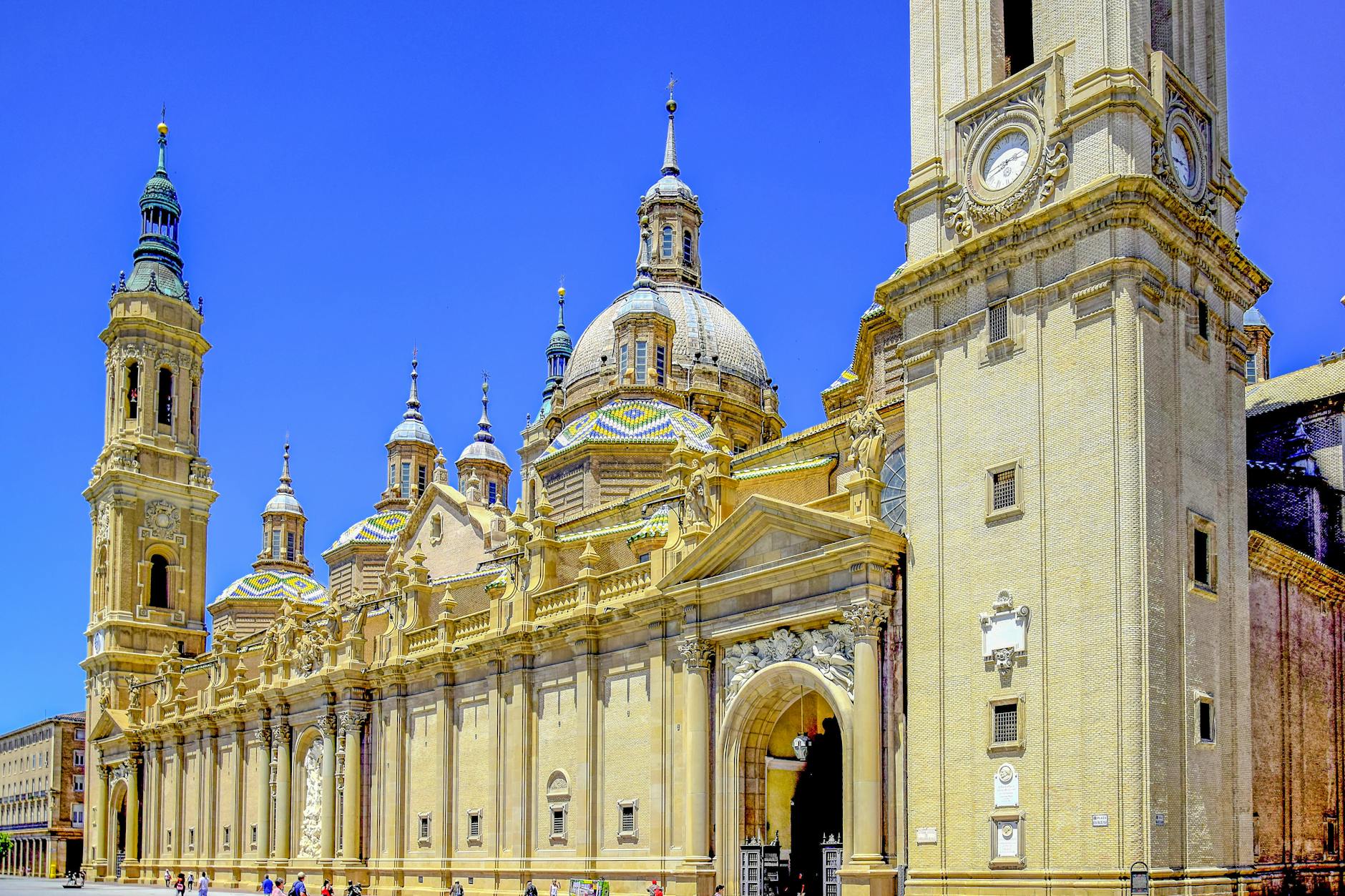Fachada exterior de la Basilica de Nuestra Senora del Pilar de Zaragoza con cielo despejado