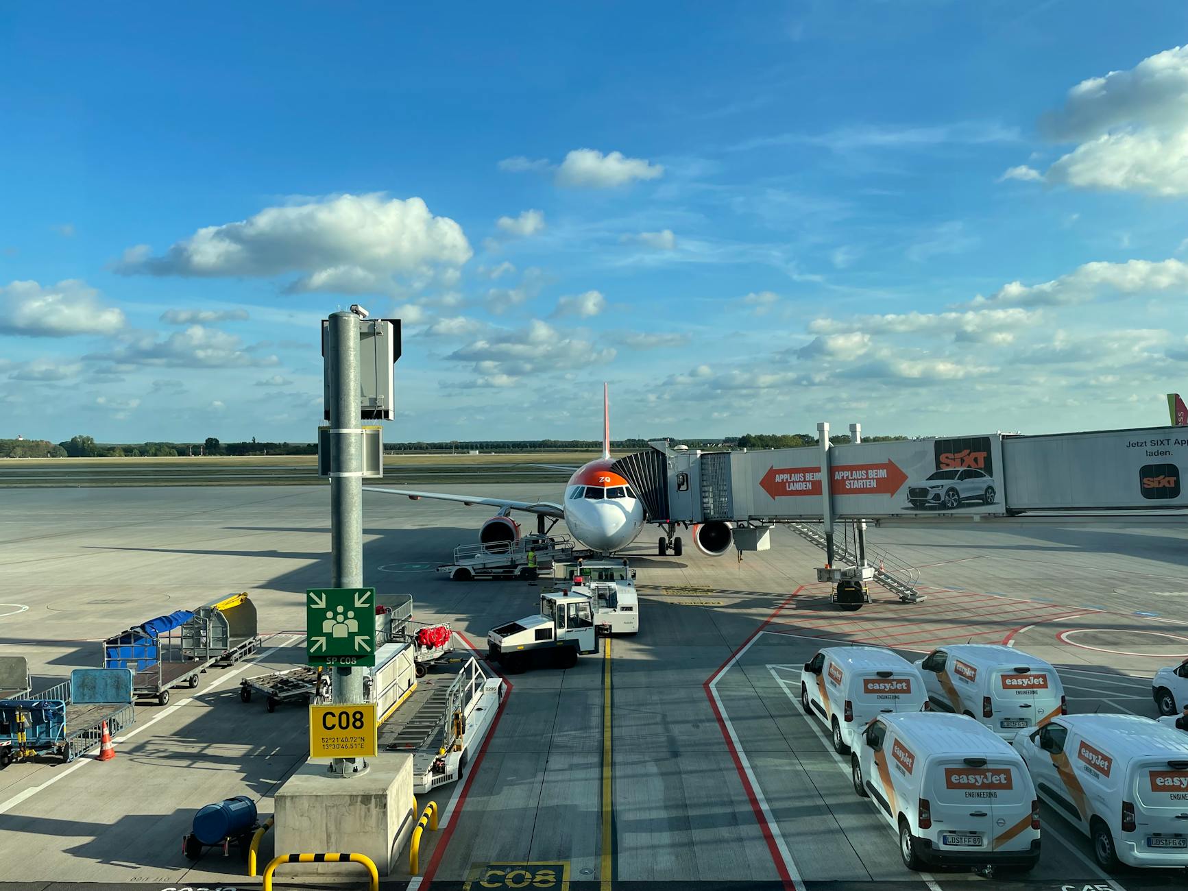 Guía de aerolíneas low cost en Europa 2026: cuáles merece la pena y cuáles evitar 3 Avión de easyJet en la puerta de embarque
