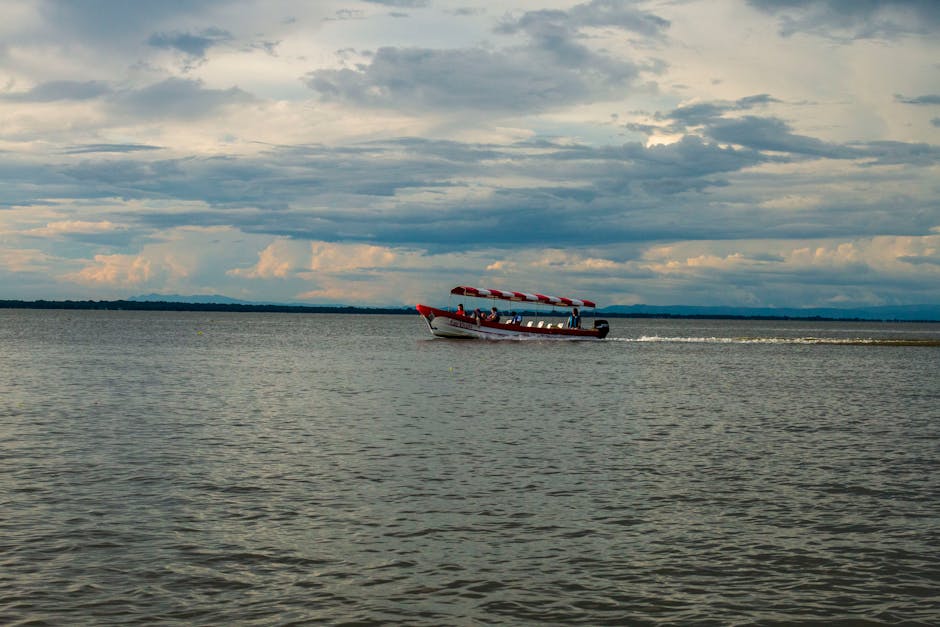 Barca colorida navegando por el lago de Nicaragua al atardecer en Granada