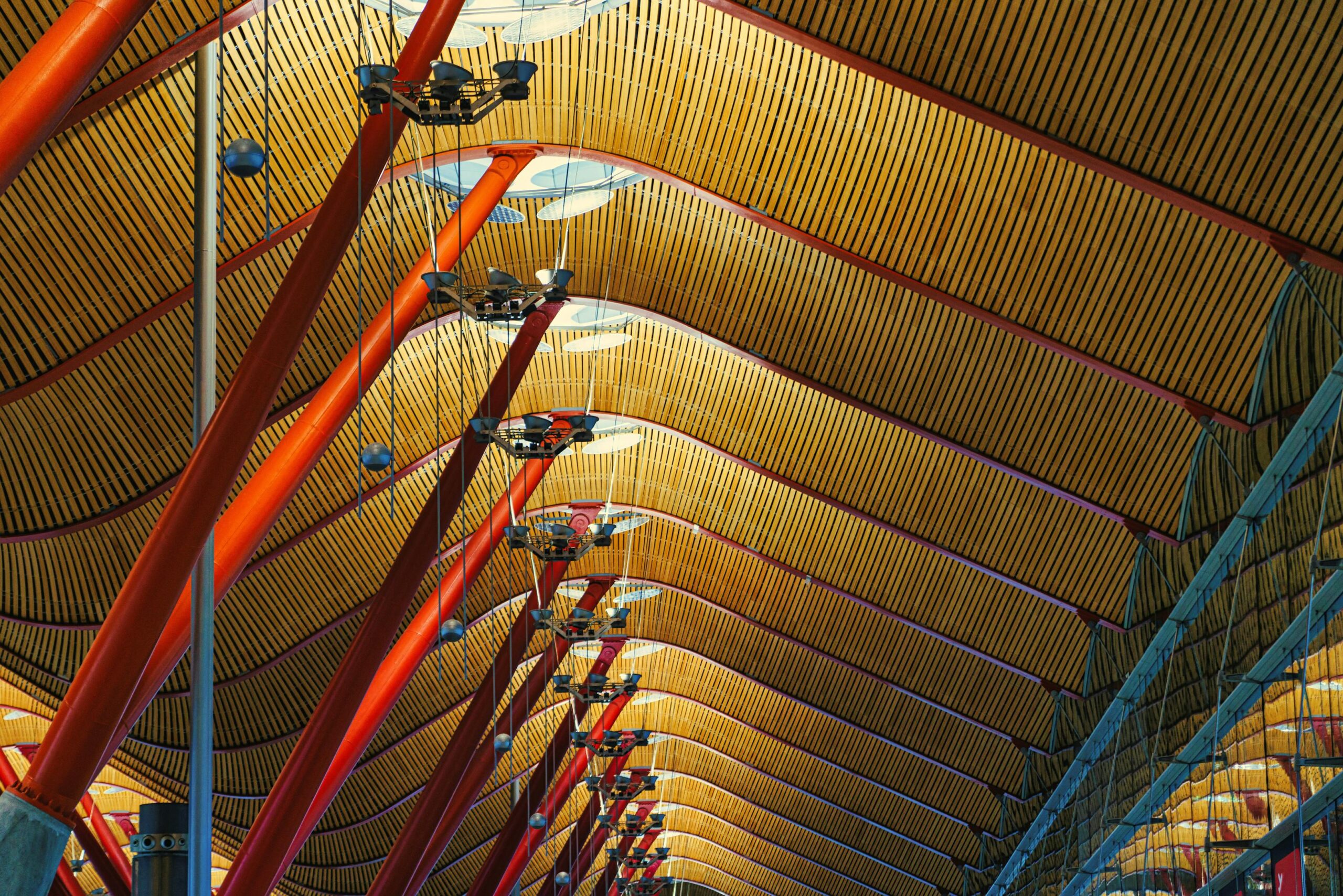Interior del aeropuerto de Madrid Barajas con su techo ondulado rojo caracteristico