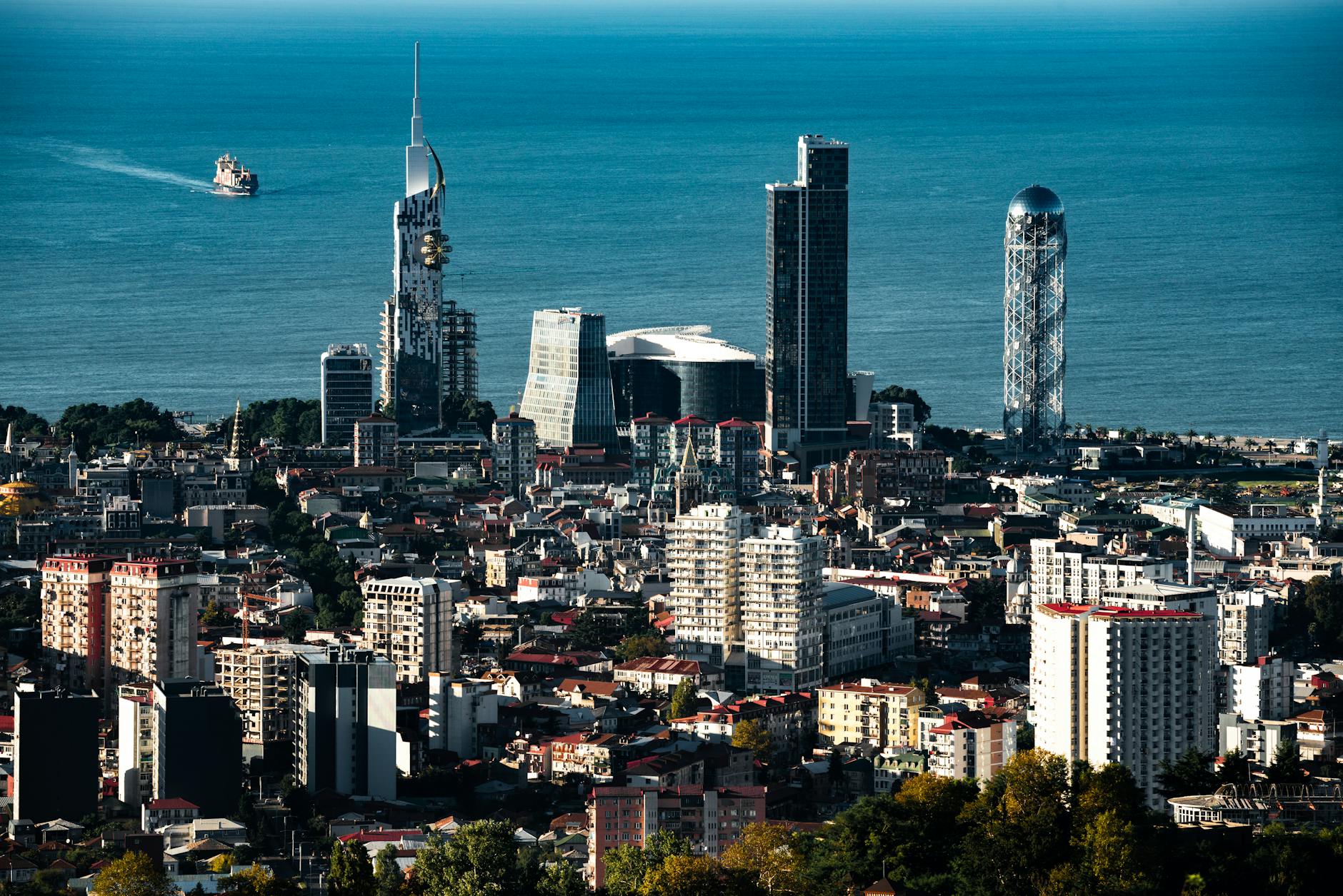 Georgia: guía con criterio del destino que ha conquistado a los viajeros europeos en 2026 4 Vista aérea del skyline de Batumi y la costa del Mar Negro