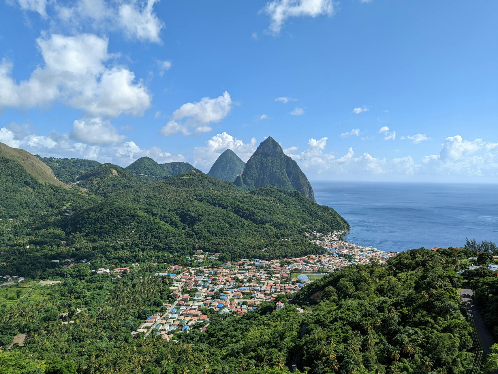 Santa Lucía: la isla del Caribe que merece el viaje (y lo que nadie te cuenta) — Guía 2026 1 Vista aérea de Soufrière y los Pitons de Santa Lucía