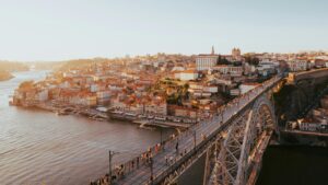 Vista aérea de Oporto con el puente Dom Luís I sobre el río Duero al atardecer