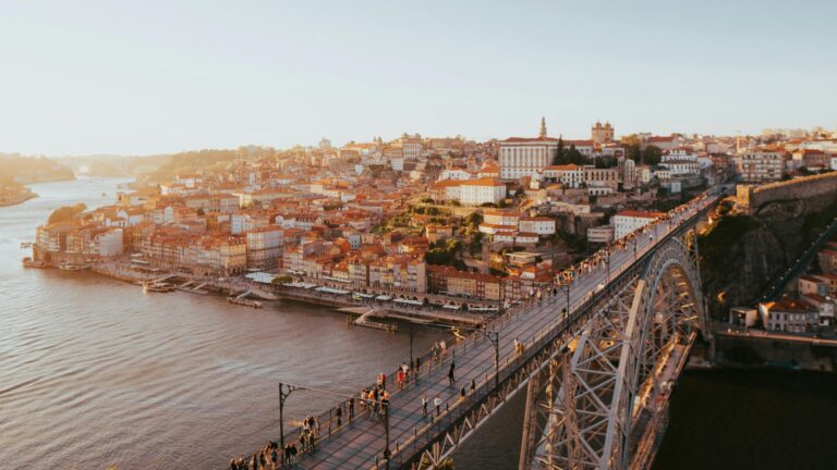 Home Elementor 4 Vista aérea de Oporto con el puente Dom Luís I sobre el río Duero al atardecer