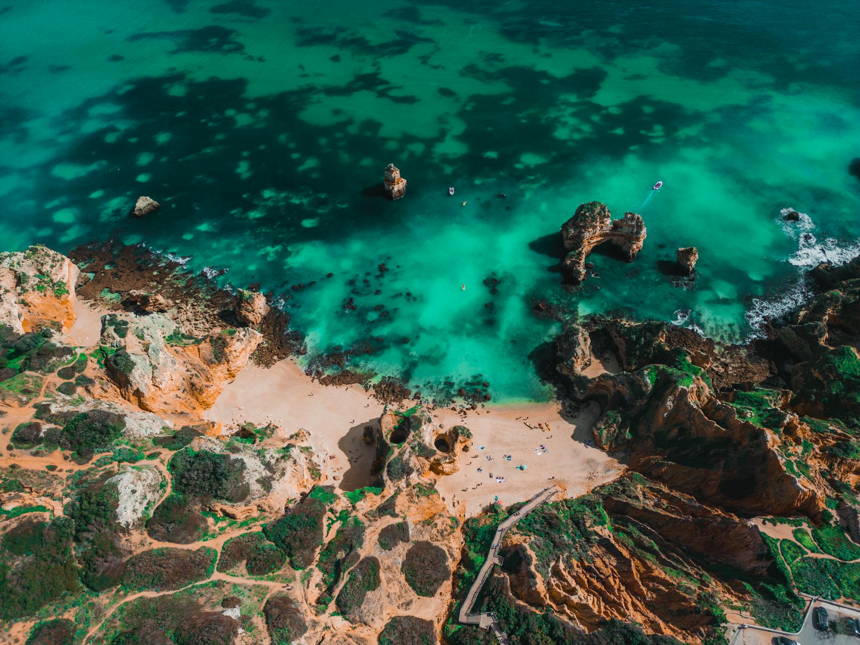 Portugal en 2026: la guía definitiva del país que todo viajero español debería conocer (mejor que nunca) 3 Acantilados del Algarve con aguas turquesas en Lagos
