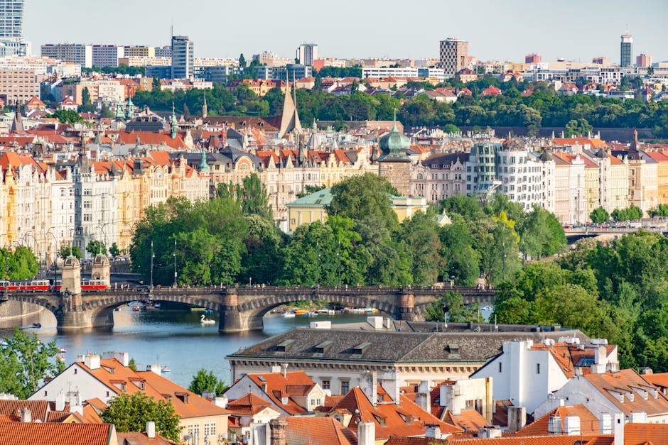 Vista aérea de Praga con el Puente de Carlos y el río Moldava en un soleado día de verano