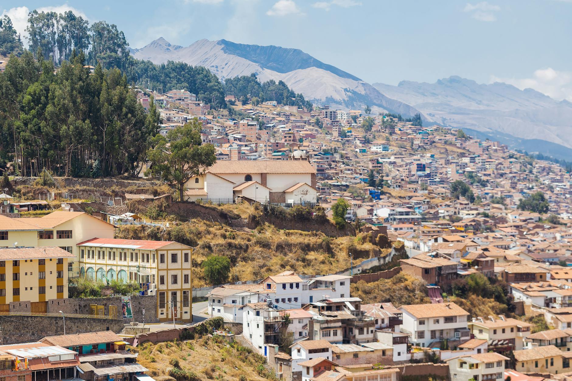 Vista aérea de la ciudad de Cusco entre montañas andinas en Perú
