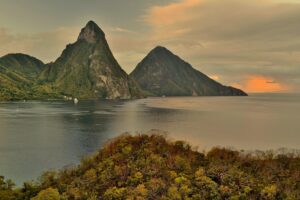 Atardecer sobre los Pitons de Santa Lucía con vegetación tropical y mar Caribe