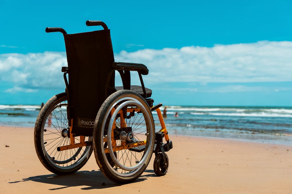 Turismo accesible en 2026: guía completa de recursos para viajar sin barreras 1 Silla de ruedas en la playa en un día soleado de verano, turismo accesible