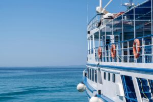 Ferry de pasajeros navegando en aguas tranquilas del Mediterráneo bajo cielo azul