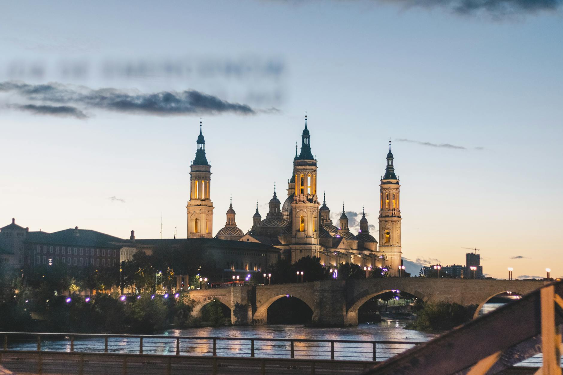 Basilica del Pilar al atardecer sobre el rio Ebro en Zaragoza