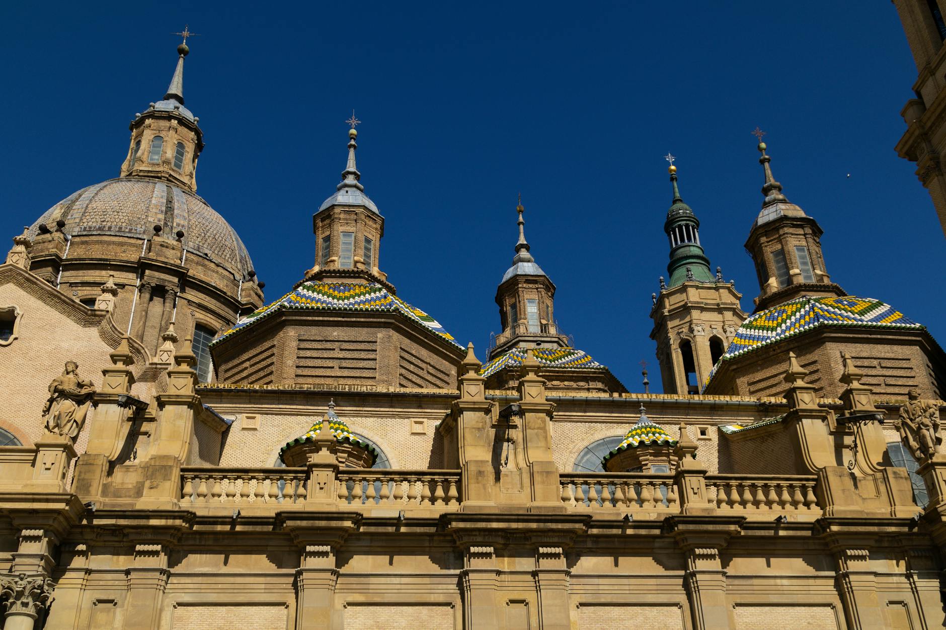 Detalle arquitectonico de las cupulas y torres de la Basilica del Pilar de Zaragoza