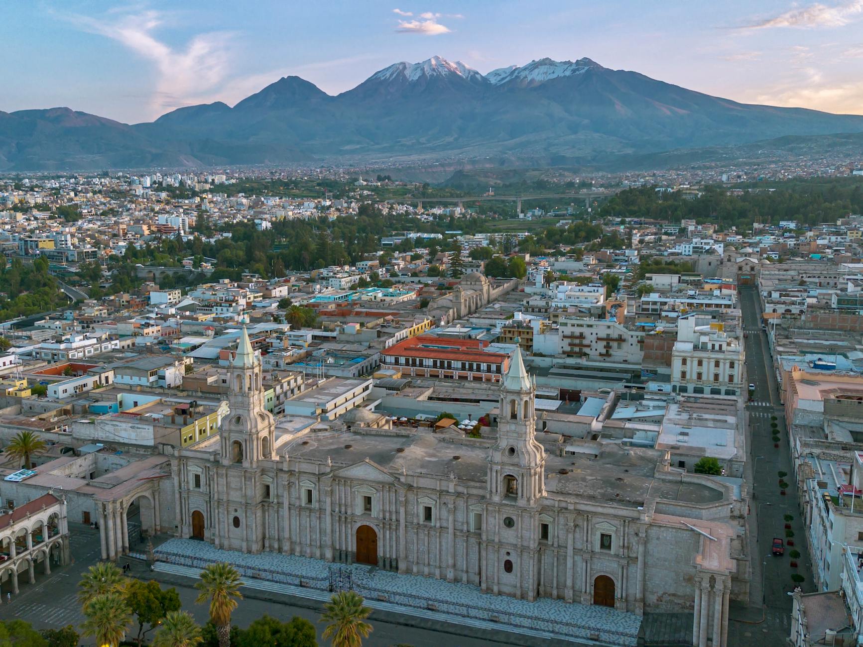 Vista aérea de Arequipa con su catedral y las montañas andinas al fondo