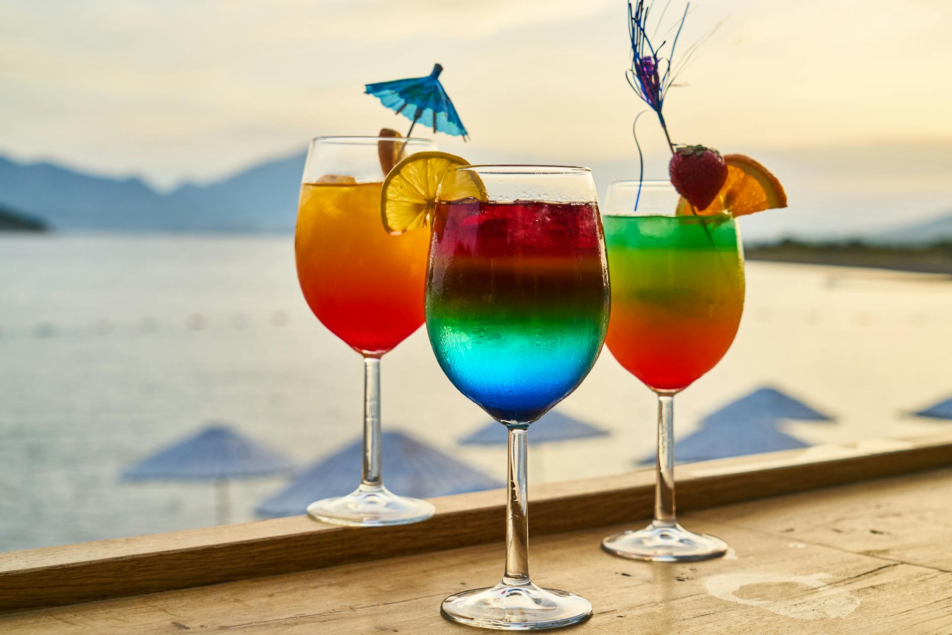 Santa Lucía: la isla del Caribe que merece el viaje (y lo que nadie te cuenta) — Guía 2026 5 Cócteles tropicales en un bar de playa al atardecer