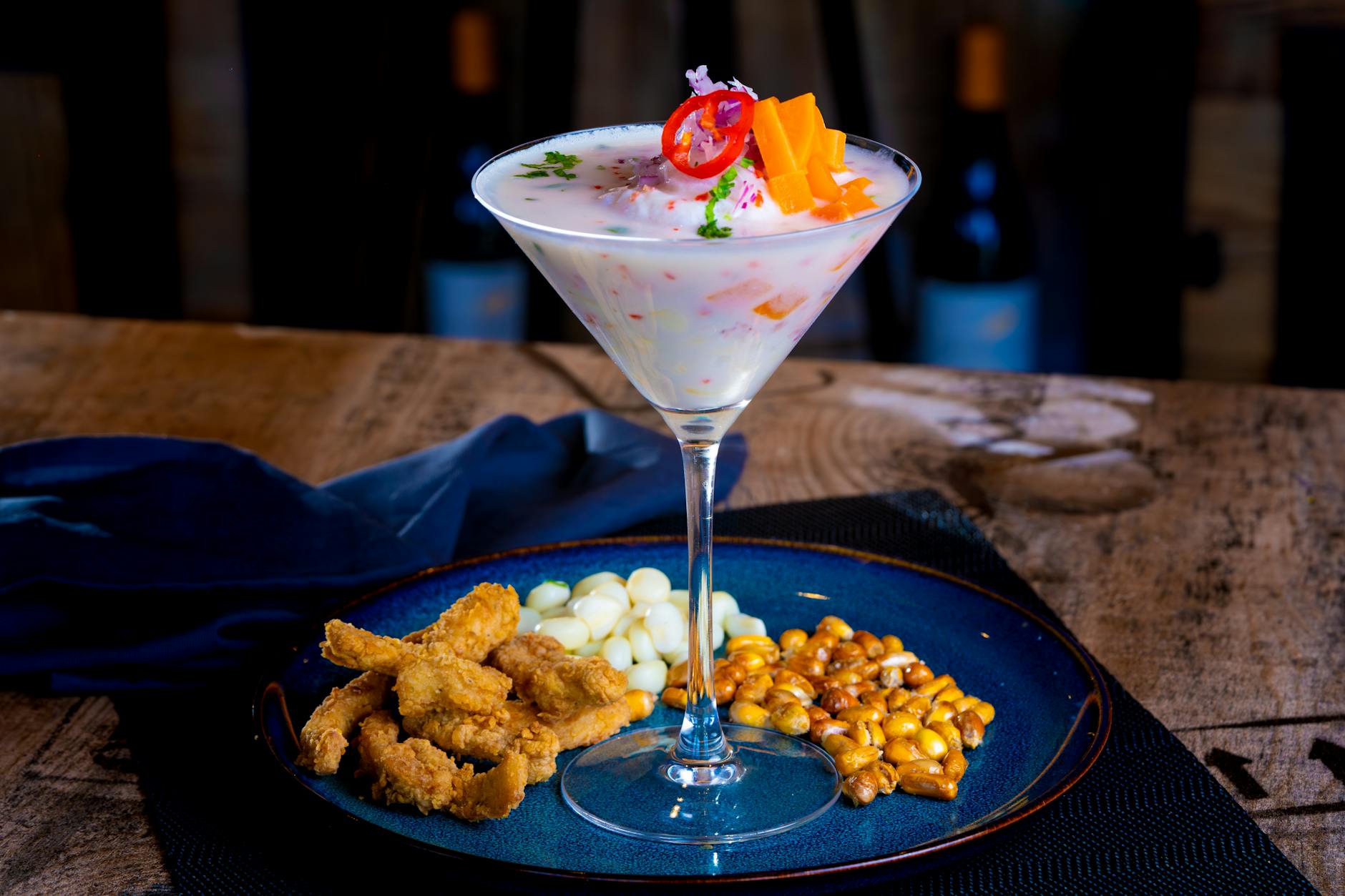 Plato de ceviche peruano con maíz tostado y calamares, gastronomía de Perú