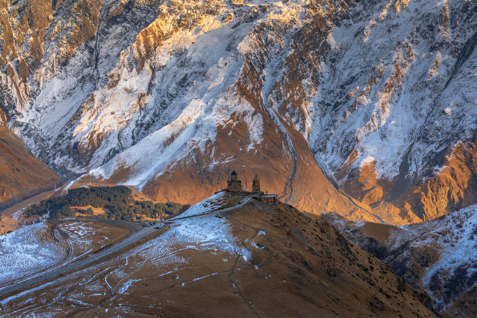 Georgia: guía con criterio del destino que ha conquistado a los viajeros europeos en 2026 3 Iglesia de Gergeti con picos nevados del monte Kazbek