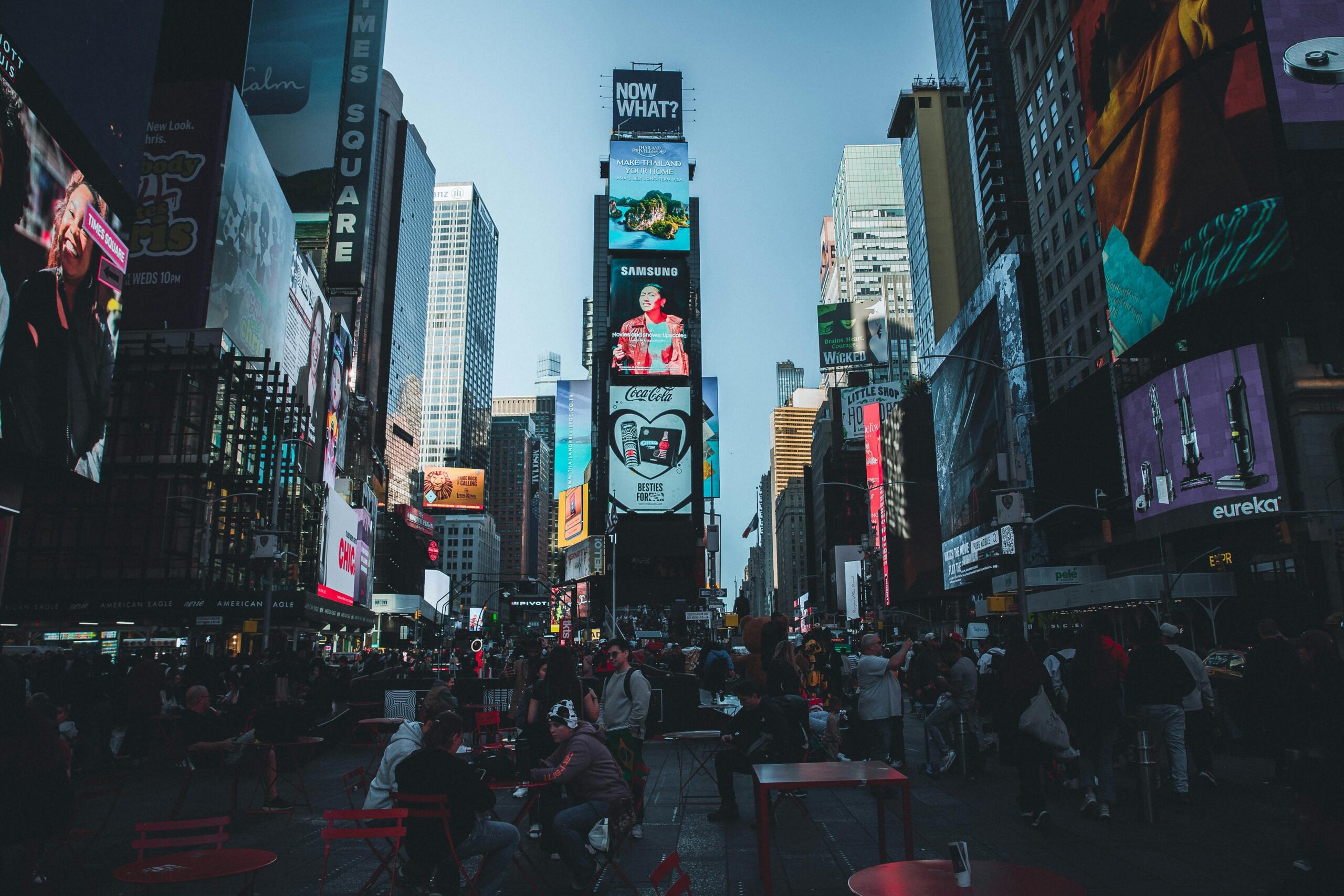 Times Square de Nueva York con sus carteles luminosos y gente en la calle