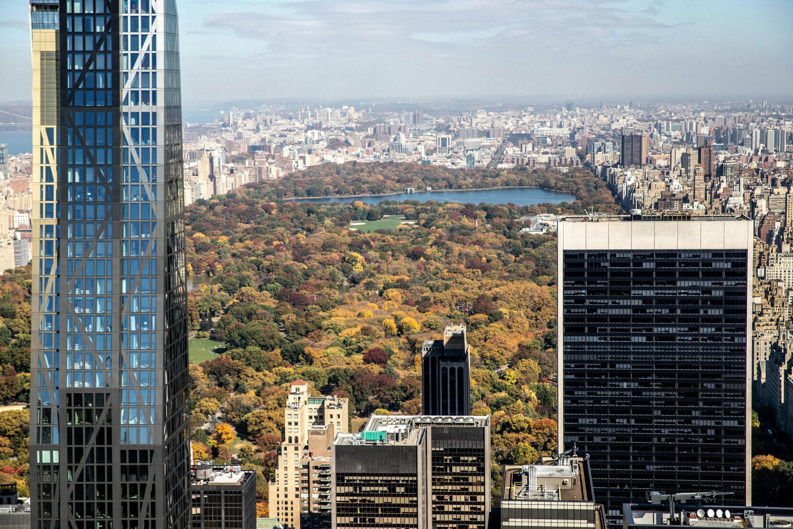Vista aerea de Central Park en otono con los colores rojizos rodeado de rascacielos