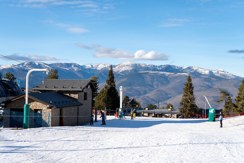 Estación de esquí con pistas y vistas a montañas nevadas en España