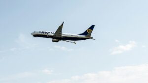 Avión de Ryanair en vuelo sobre el aeropuerto de Praga