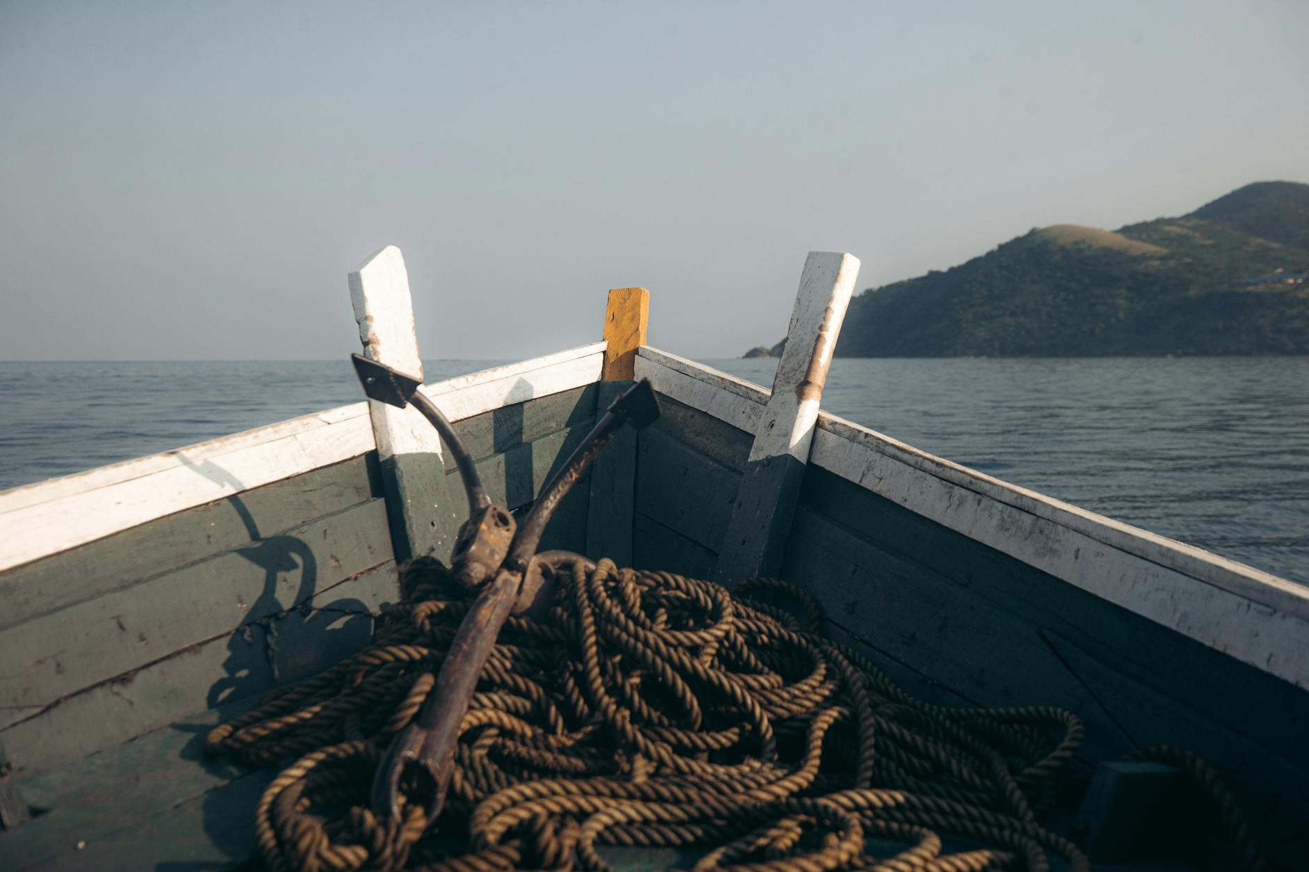 Navegando por el lago Malawi con colinas al fondo