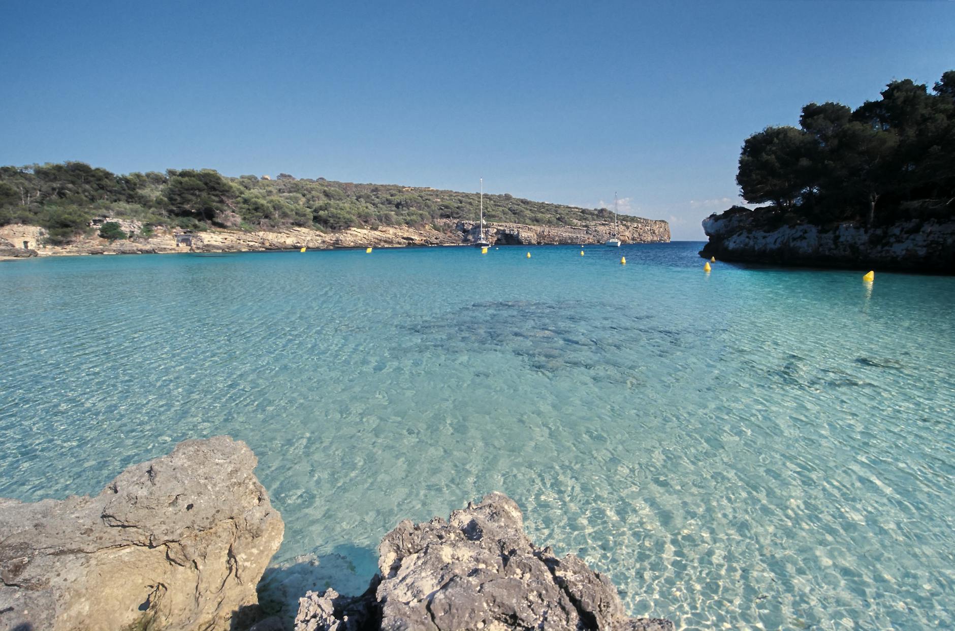 Aguas cristalinas en una cala pintoresca de Menorca, Islas Baleares