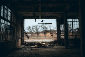 Edificio abandonado en Centralia con ventanas rotas y atmósfera siniestra