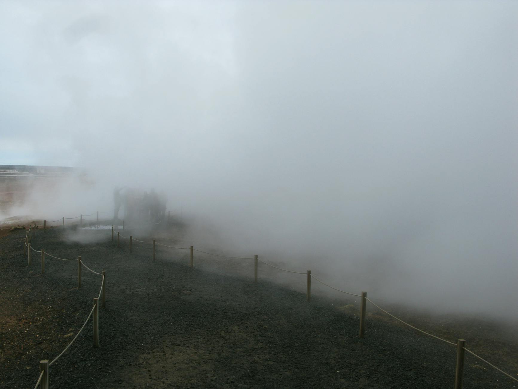 Centralia: la ciudad de Pennsylvania que lleva ardiendo desde 1962 5 Vapor y niebla densa emergiendo del suelo, evocando el incendio eterno bajo Centralia