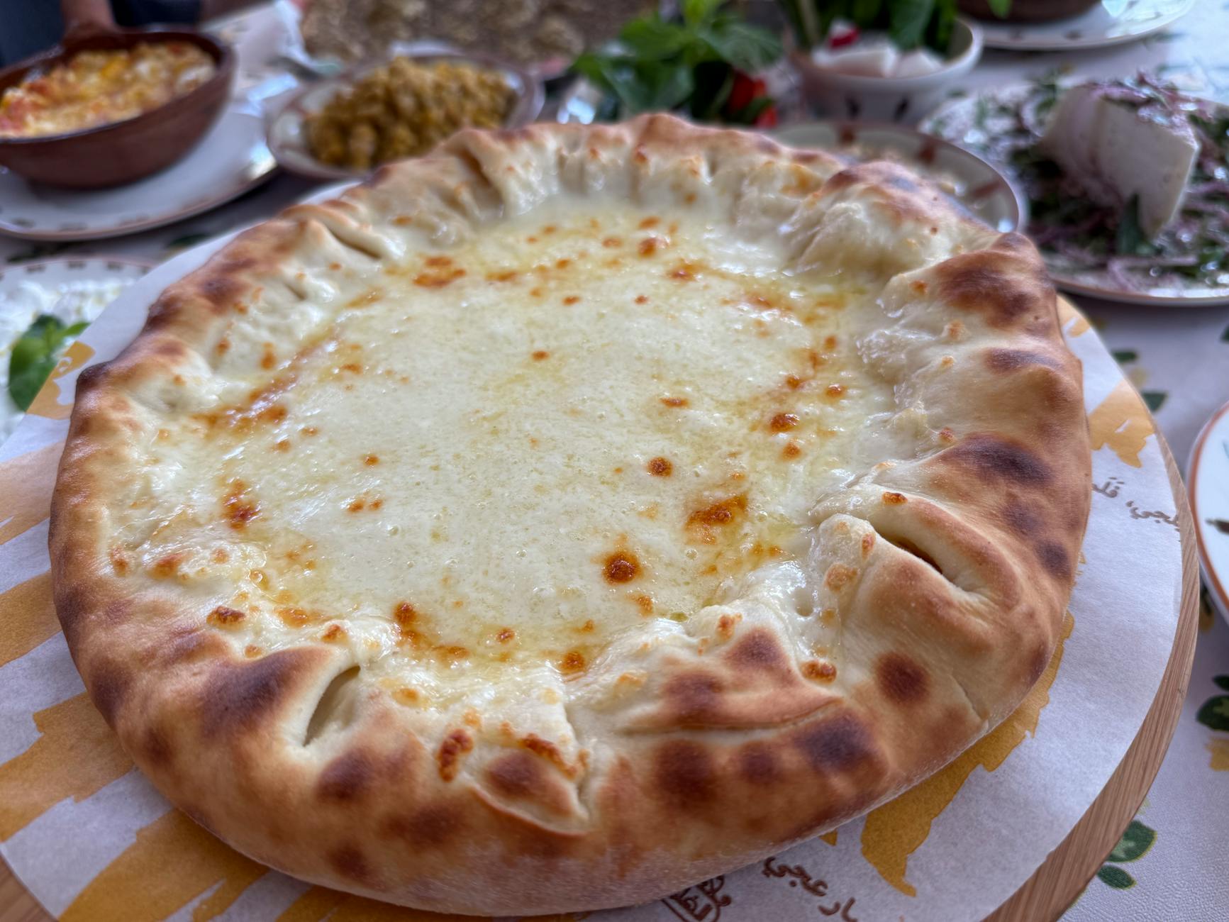 Georgia: guía con criterio del destino que ha conquistado a los viajeros europeos en 2026 5 Khachapuri georgiano recién horneado en restaurante