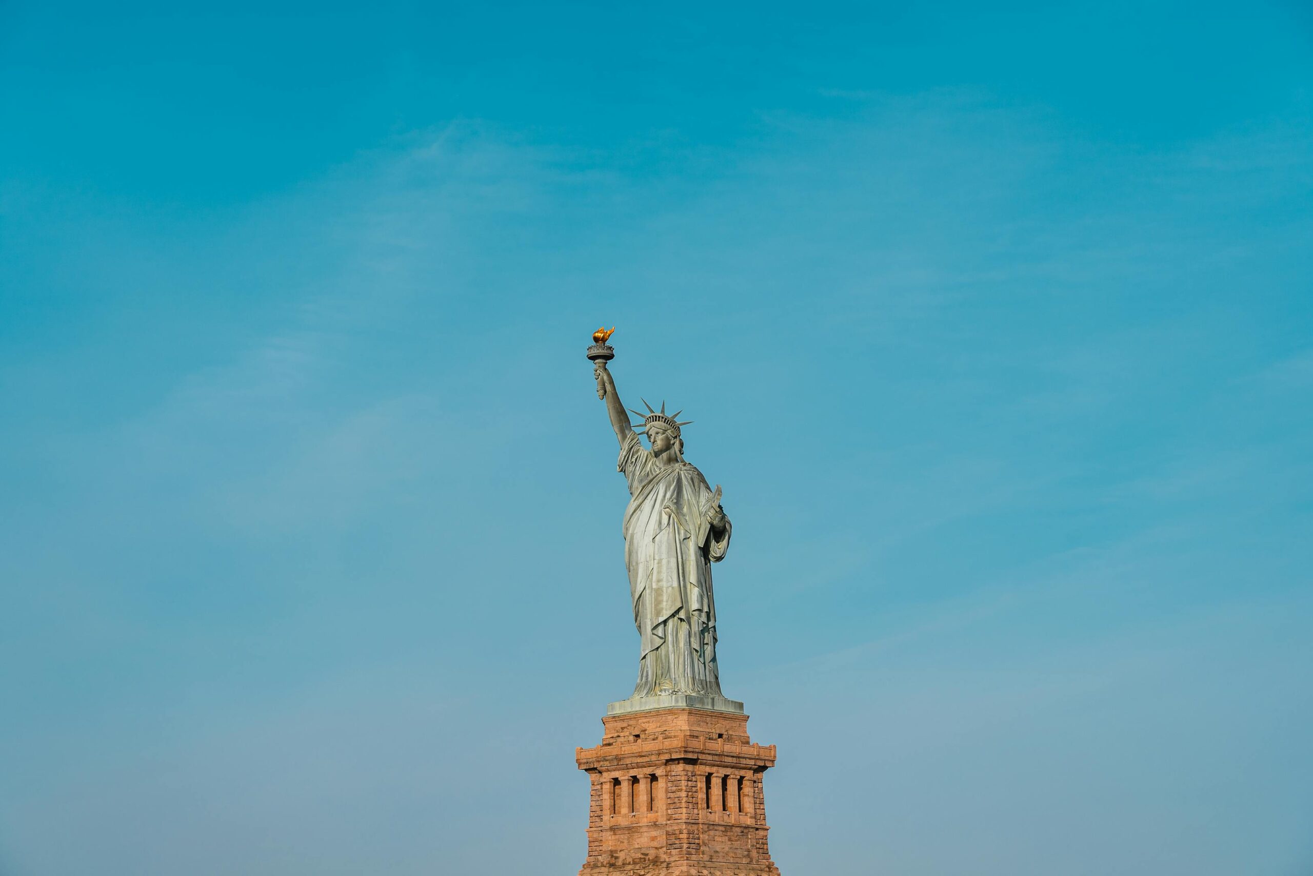 Estatua de la Libertad en Nueva York contra un cielo azul despejado