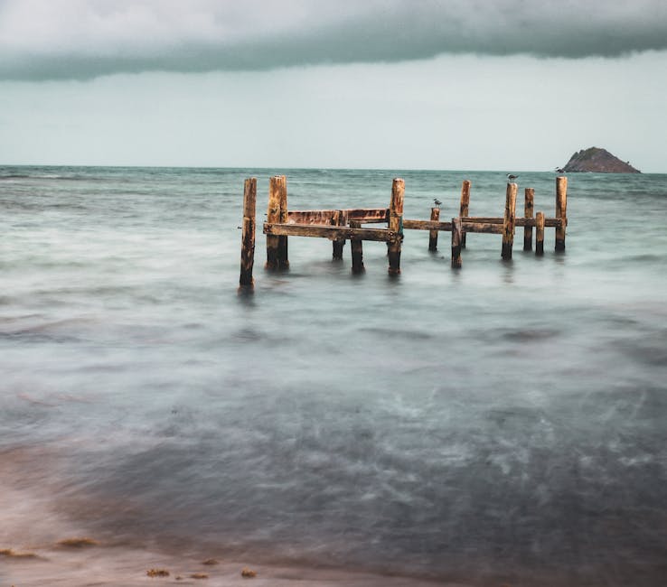 Muelle de madera sobre aguas cristalinas con vista a la isla de Nieves