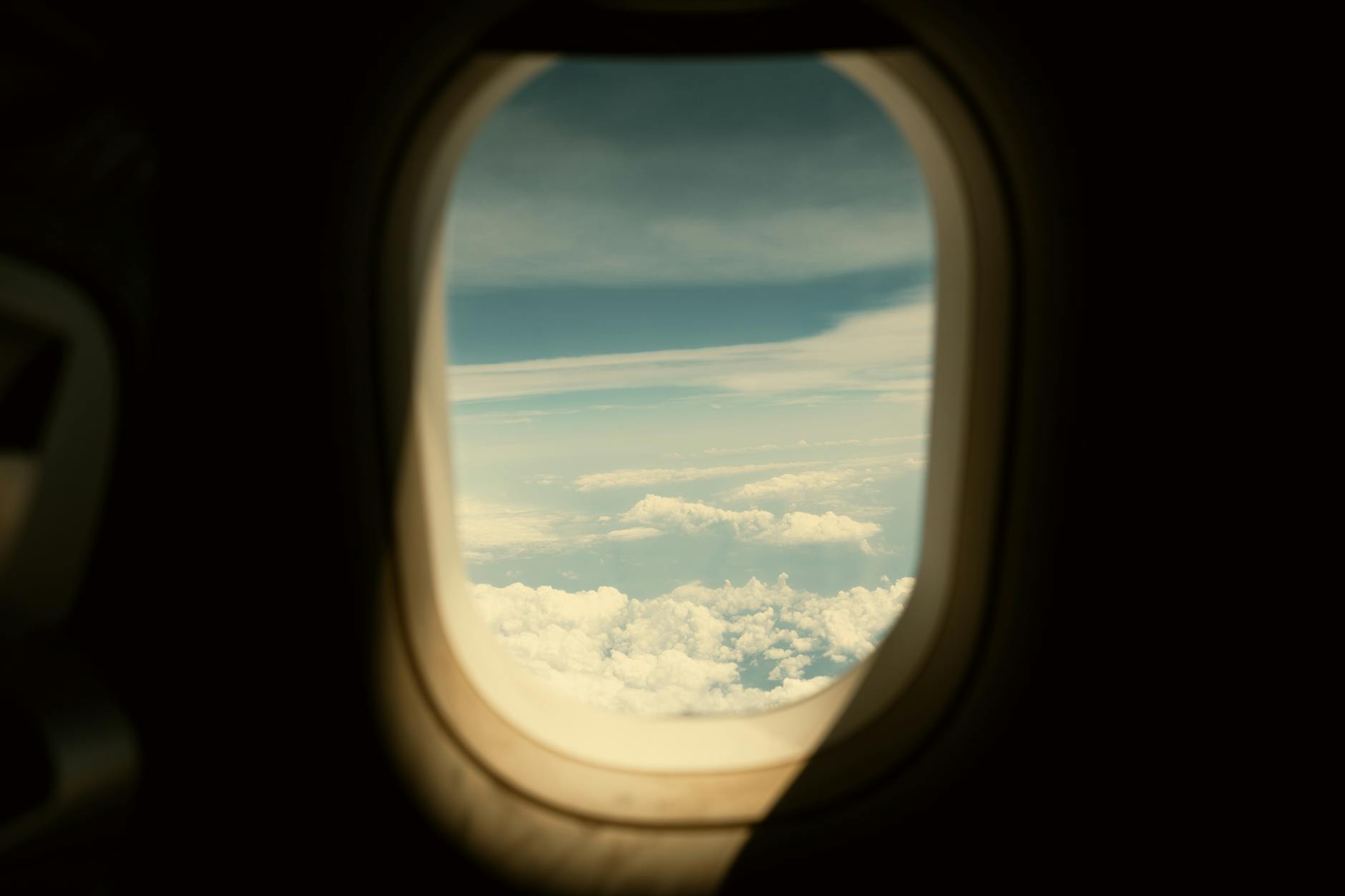 Vista aérea de nubes y cielo azul desde la ventanilla de un avión