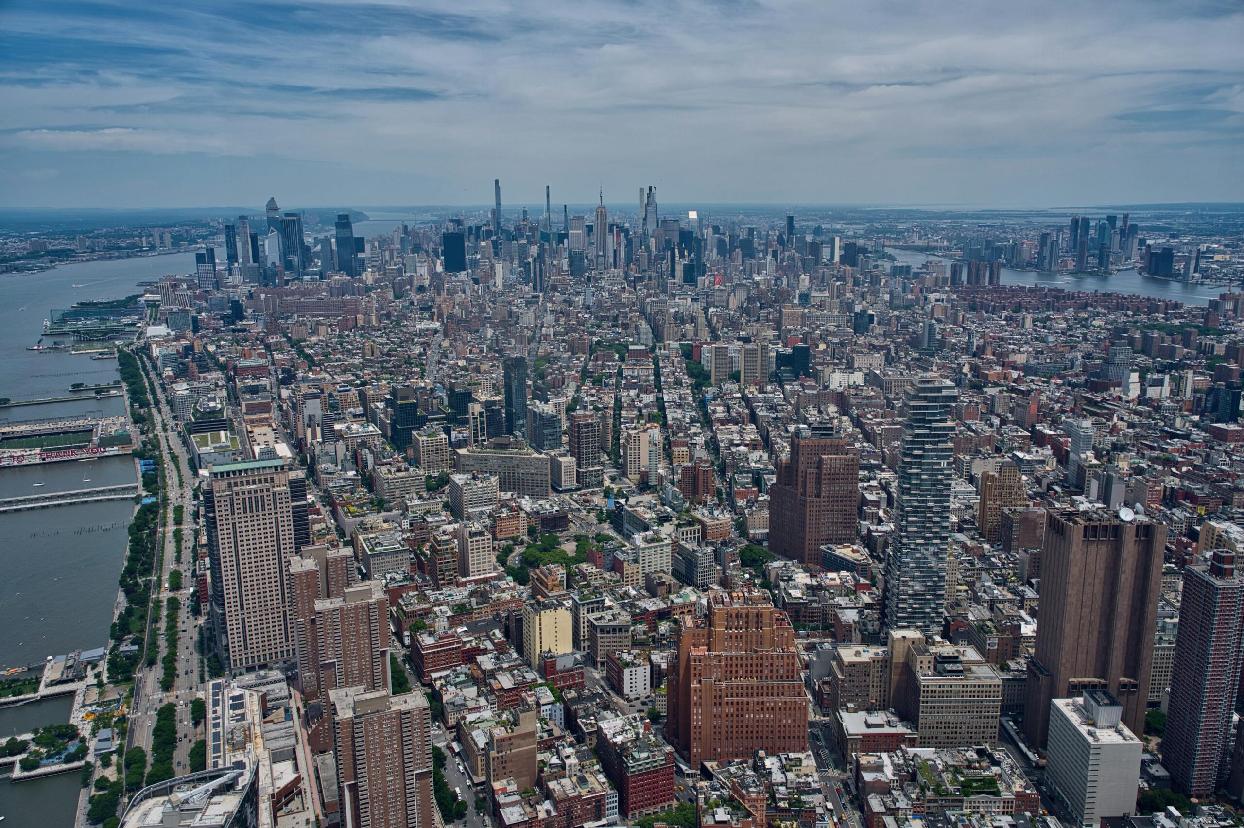 Vista aerea del skyline de Manhattan con el rio Hudson en Nueva York