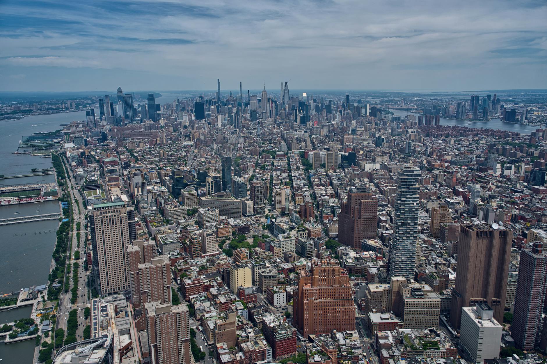 Vista aérea del skyline de Manhattan con el río Hudson, Nueva York