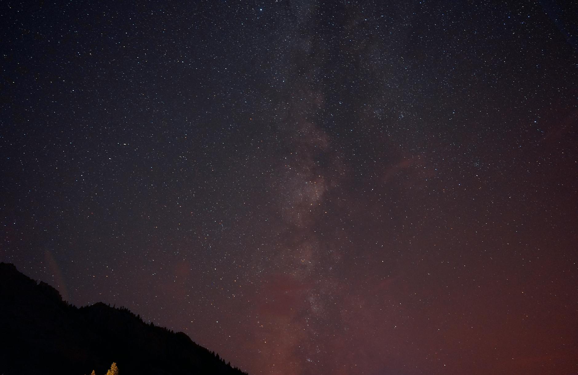 Vía Láctea sobre silueta de montaña en noche estrellada