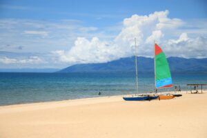 Barcos de vela coloridos en la playa del lago Malawi