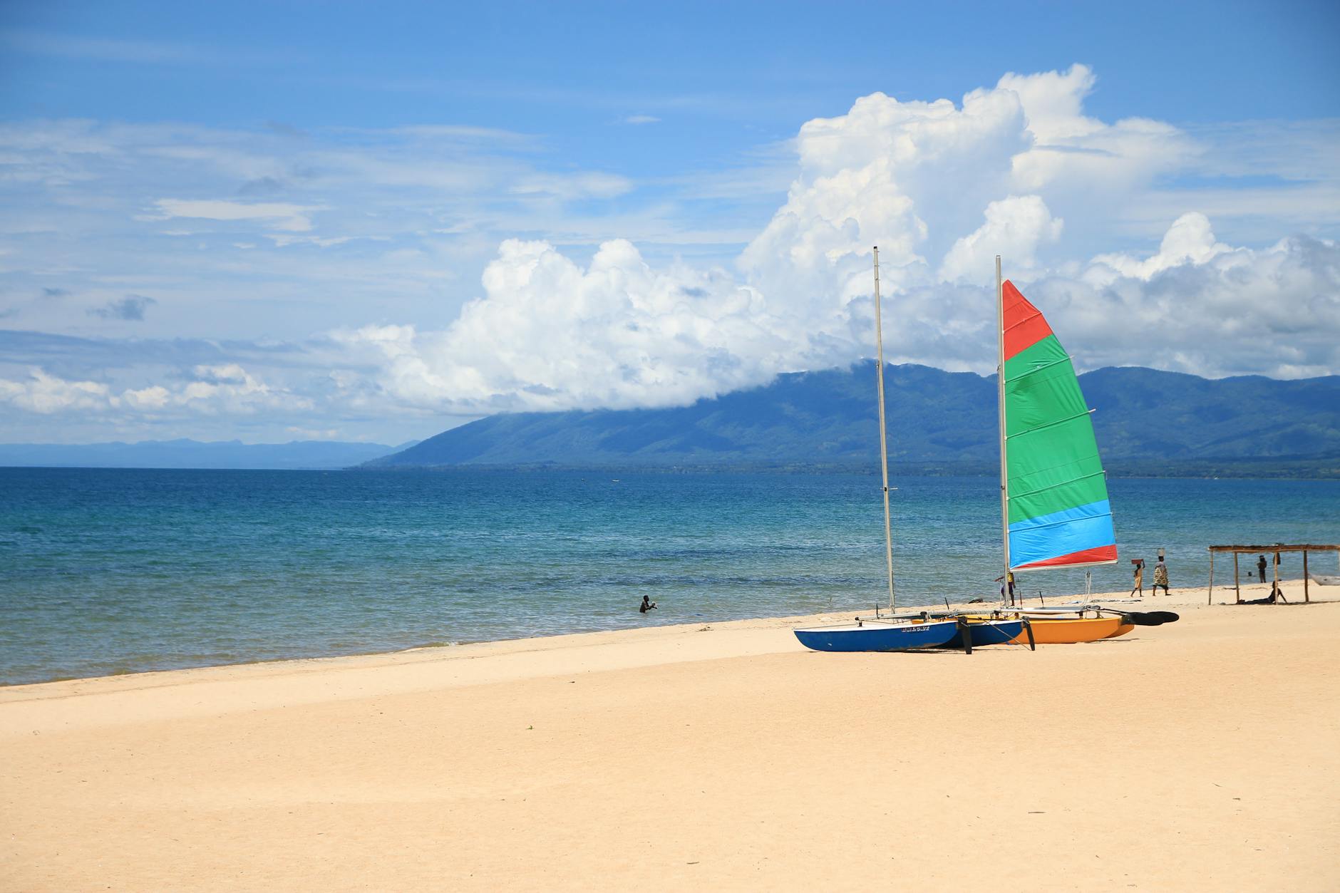 Barcos de vela coloridos en la playa del lago Malawi