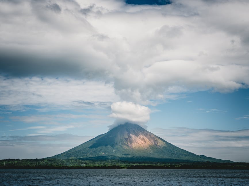 Volcán Concepción majestuoso sobre el lago de Nicaragua con nubes dramáticas
