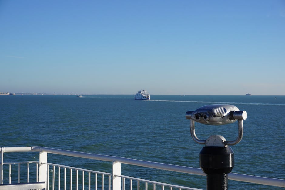 Telescopio en Portsmouth con ferry a lo lejos en el mar