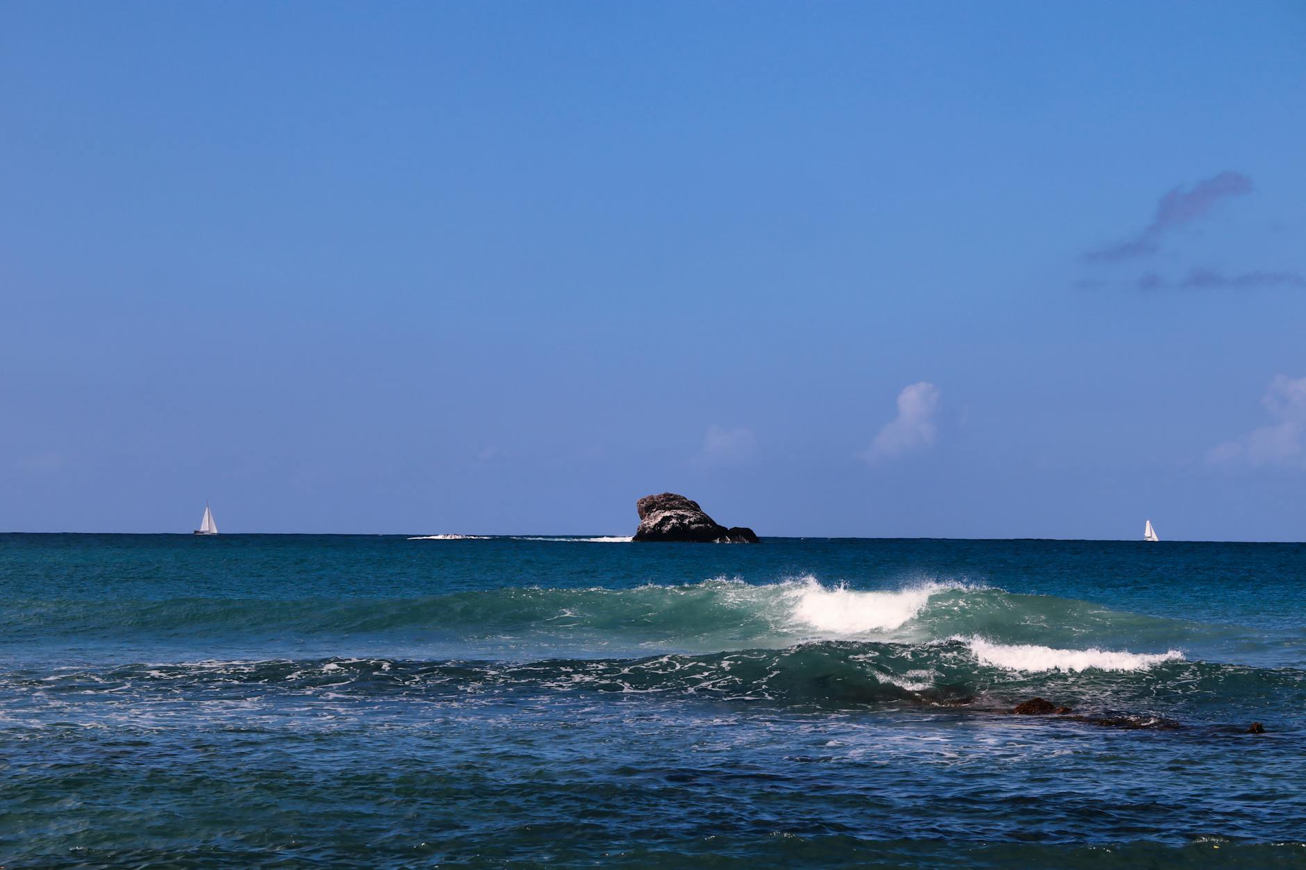 Santa Lucía: la isla del Caribe que merece el viaje (y lo que nadie te cuenta) — Guía 2026 6 Veleros y olas en la costa rocosa de Santa Lucía