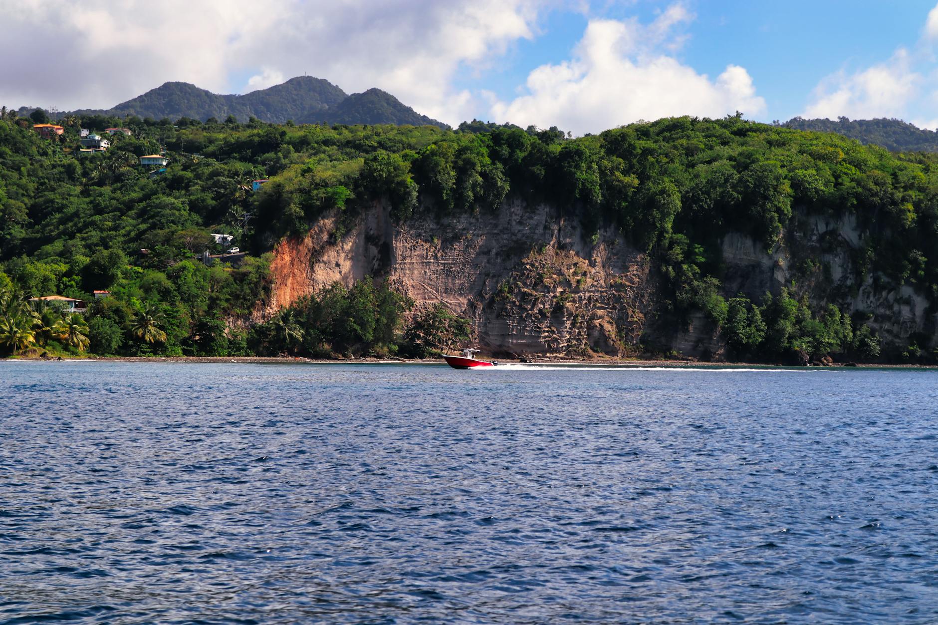 Santa Lucía: la isla del Caribe que merece el viaje (y lo que nadie te cuenta) — Guía 2026 2 Lancha recorriendo la costa verde de Santa Lucía