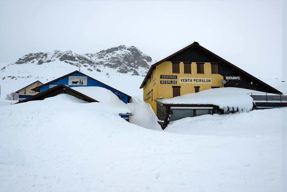Frontera del Portalet cubierta de nieve en el Pirineo aragonés