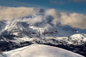 Montañas nevadas de Panticosa en los Pirineos aragoneses