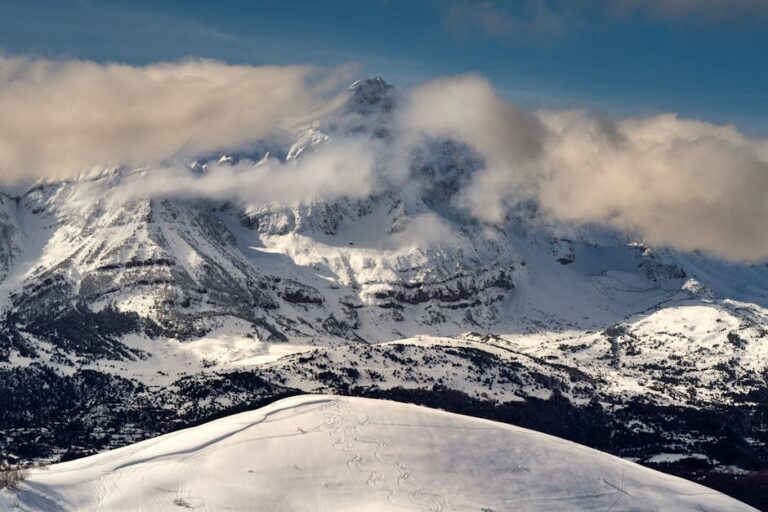 Montañas nevadas de Panticosa en los Pirineos aragoneses