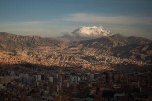 Vista panorámica de La Paz con el nevado Illimani al fondo
