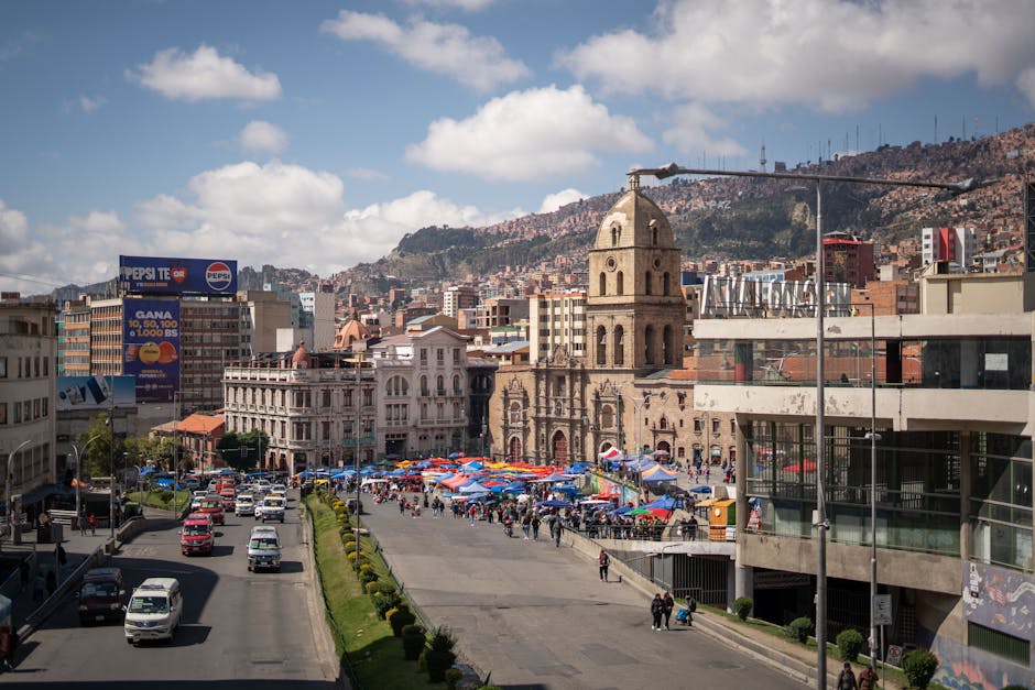 Mercado callejero en La Paz, Bolivia, con arquitectura histórica
