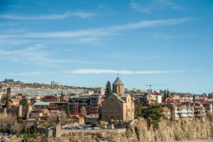 Iglesia de Metekhi y panorama de Tiflis, Georgia